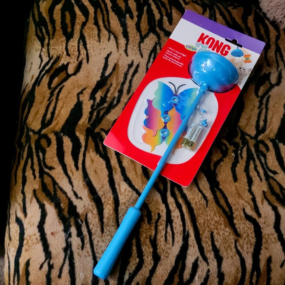 Kong Cat Purrsuit Teaser Toy New! - Picture 1 of 4